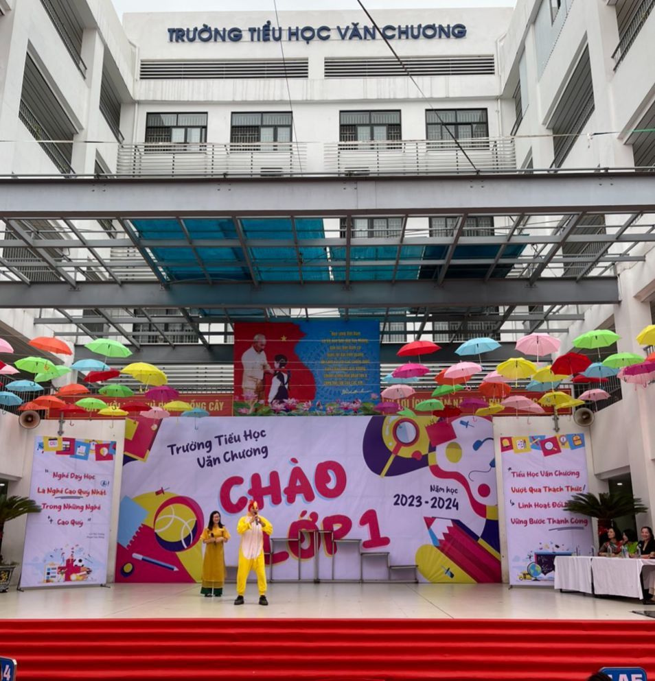 Sân khấu được trang trí rực rỡ với những chiếc ô treo lơ lửng, thu hút ánh nhìn của tween.