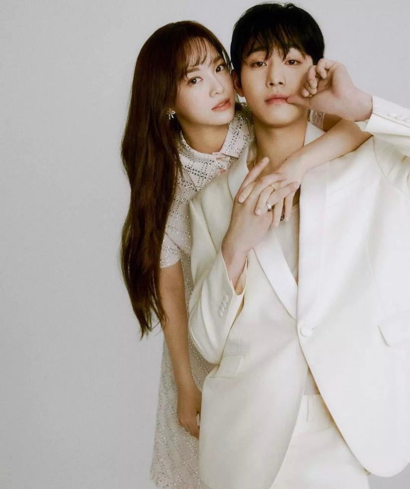 Bộ ảnh nhận được sự chú ý của cư dân mạng vì độ đẹp đôi của Sejeong và Hyo Seop. Bộ ảnh nhận được sự chú ý của cư dân mạng vì độ đẹp đôi của Sejeong và Hyo Seop.