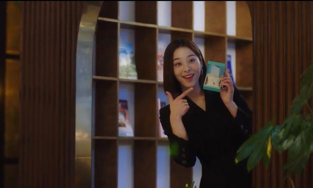 Cô nàng khá ưa chuộng các kiểu áo vest.