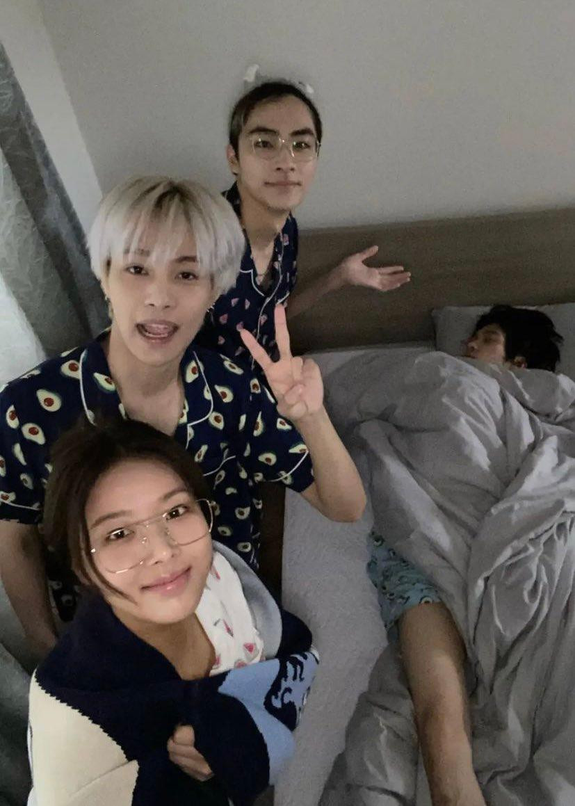 Ngày thứ hai thực hiện quy định của WayBin với Hendery còn say giấc.