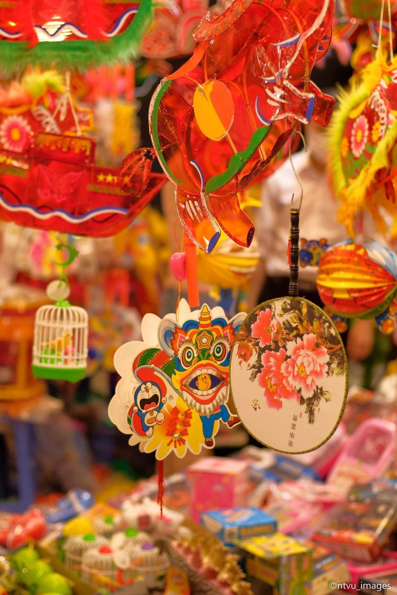 Đồ trang trí đến đồ chơi đa dạng được bày bán tại phố Hàng Mã. - Ảnh: @ntvu_images