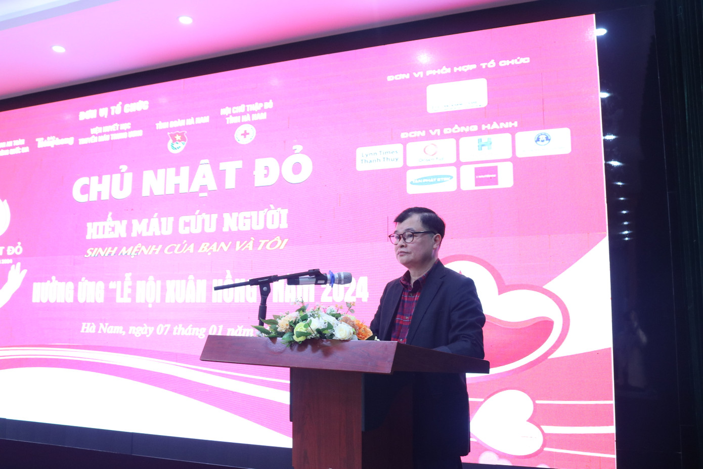 Nhà báo Bùi Hữu Lộc - đại diện báo Tiền Phong phát biểu khai mạc tại "điểm dừng" Hà Nam của Chủ Nhật Đỏ 2024.