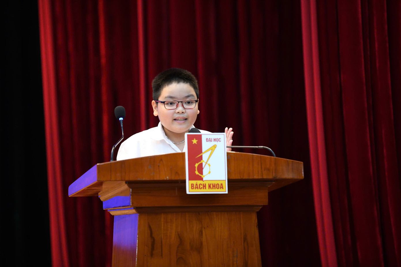 Em Tô Hải Lâm - học sinh lớp 6A1 Trường THCS Giảng Võ 2 đại diện cho các thí sinh phát biểu cảm nghĩ tại lễ bế mạc.