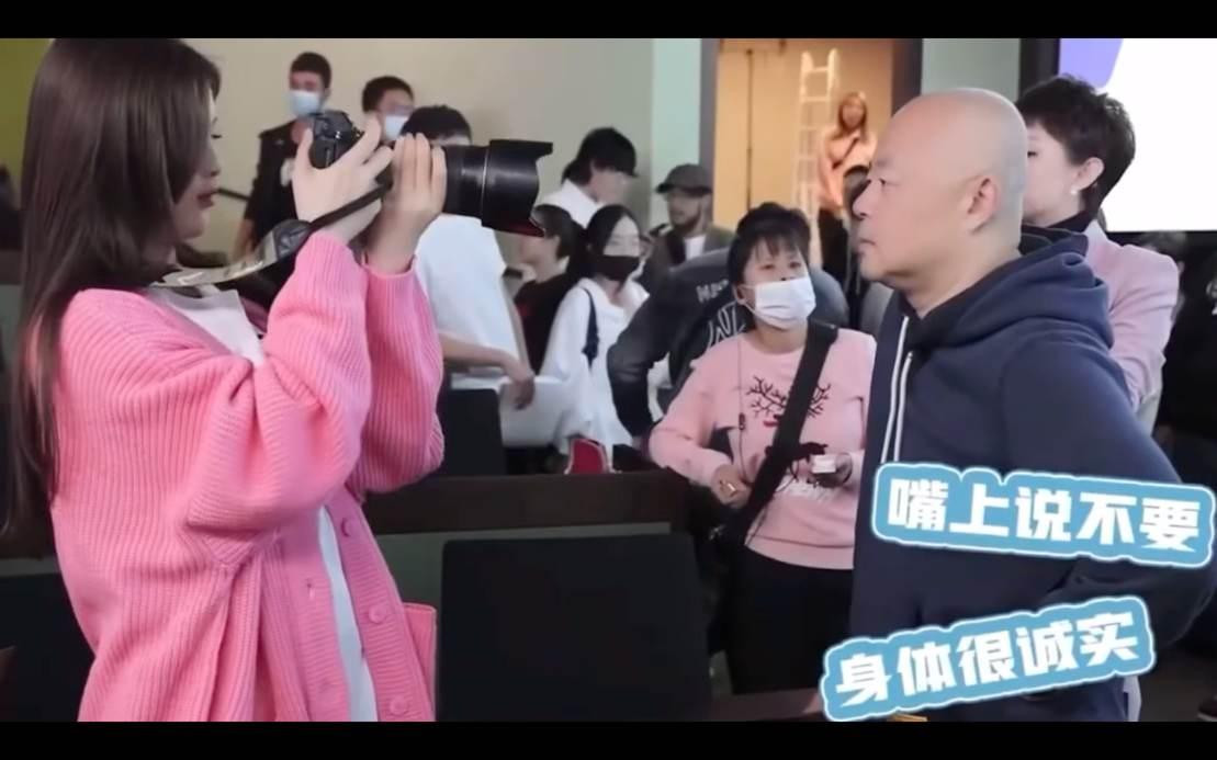 Dương Siêu Việt vui đùa, thoải mái chụp ảnh cùng đạo diễn trên phim trường.