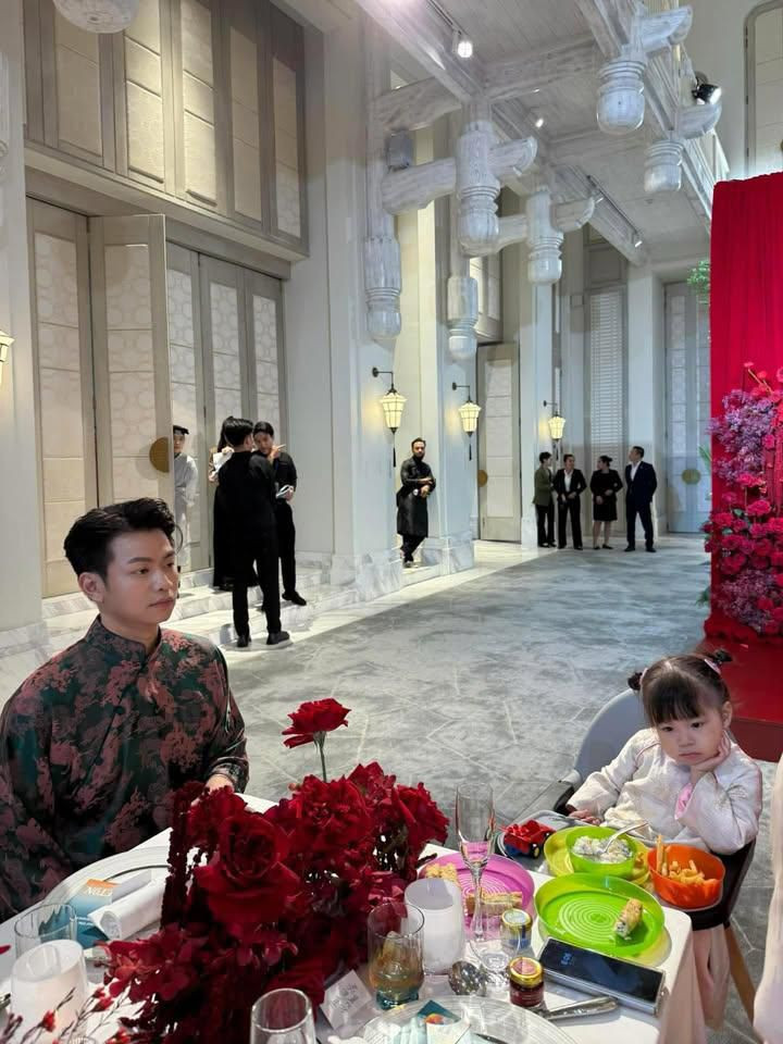 Ninh Anh Bùi và "Pam iu ơi" cũng có một chiếc meme khác trong buổi lễ tối qua, giúp fan nảy ra "1001" kịch bản như: "Pam dỗi chú à/ Con bình thường" (chú Ninh tự viết). Ninh Anh Bùi và "Pam iu ơi" cũng có một chiếc meme khác trong buổi lễ tối qua, giúp fan nảy ra "1001" kịch bản như: "Pam dỗi chú à/ Con bình thường" (chú Ninh tự viết).