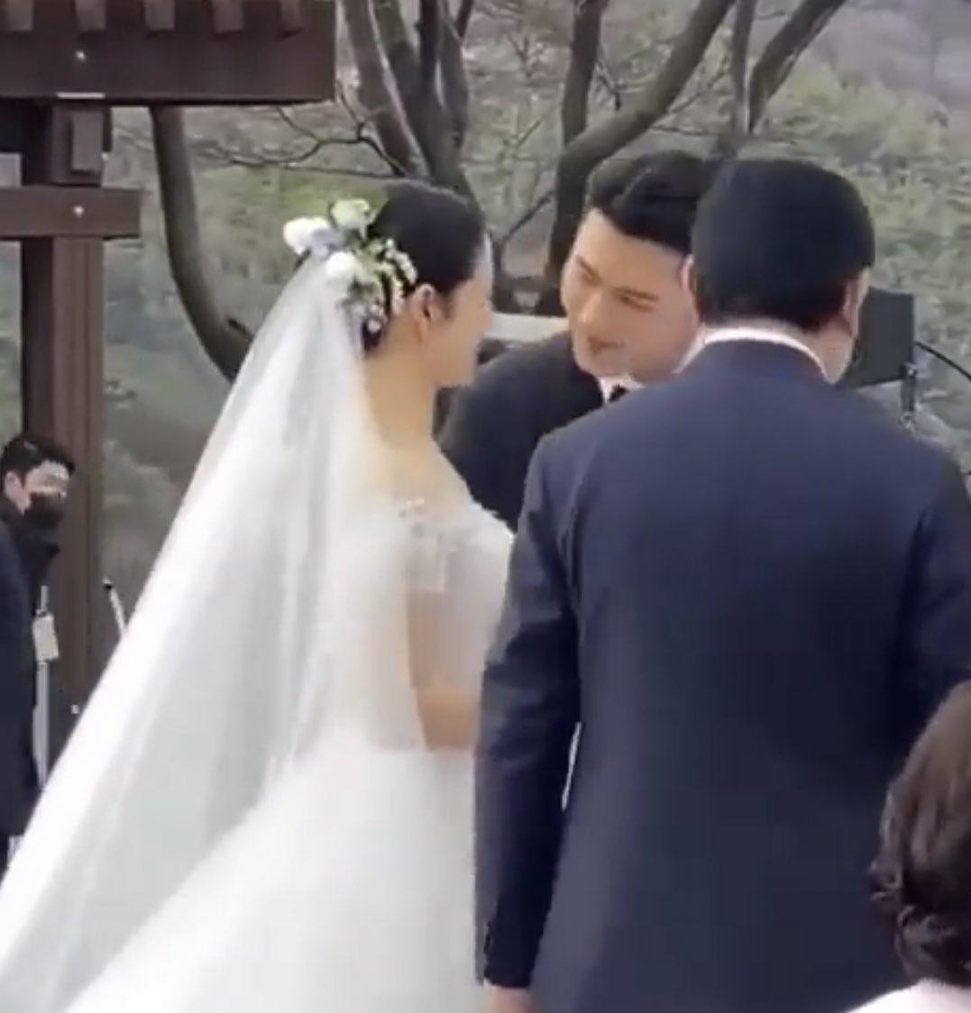 Giây phút chớp nhoáng chạm mắt giữa Hyun Bin và Son Ye Jin khiến tim người hâm mộ xốn xang.