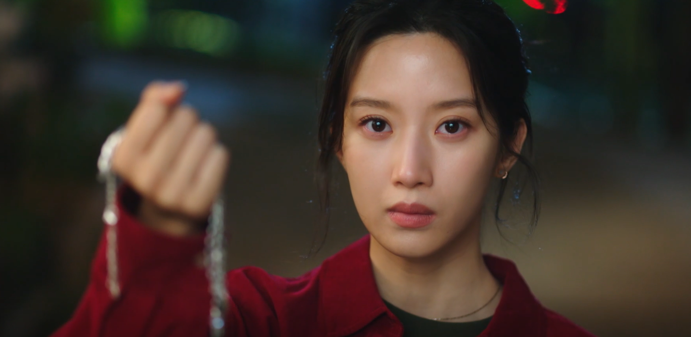 Su Jeong giơ chiếc vòng cổ ra trước mặt Ju Yeon, khẳng định anh chính là Hắc Viêm Long. Su Jeong giơ chiếc vòng cổ ra trước mặt Ju Yeon, khẳng định anh chính là Hắc Viêm Long.