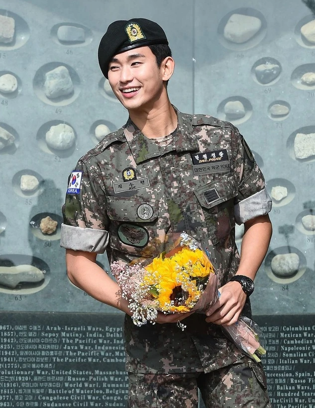 Kim Soo Hyun ngày xuất ngũ. Kim Soo Hyun ngày xuất ngũ.