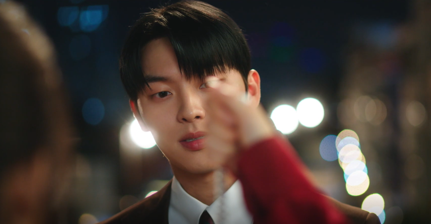 Su Jeong giơ chiếc vòng cổ ra trước mặt Ju Yeon, khẳng định anh chính là Hắc Viêm Long. Su Jeong giơ chiếc vòng cổ ra trước mặt Ju Yeon, khẳng định anh chính là Hắc Viêm Long.