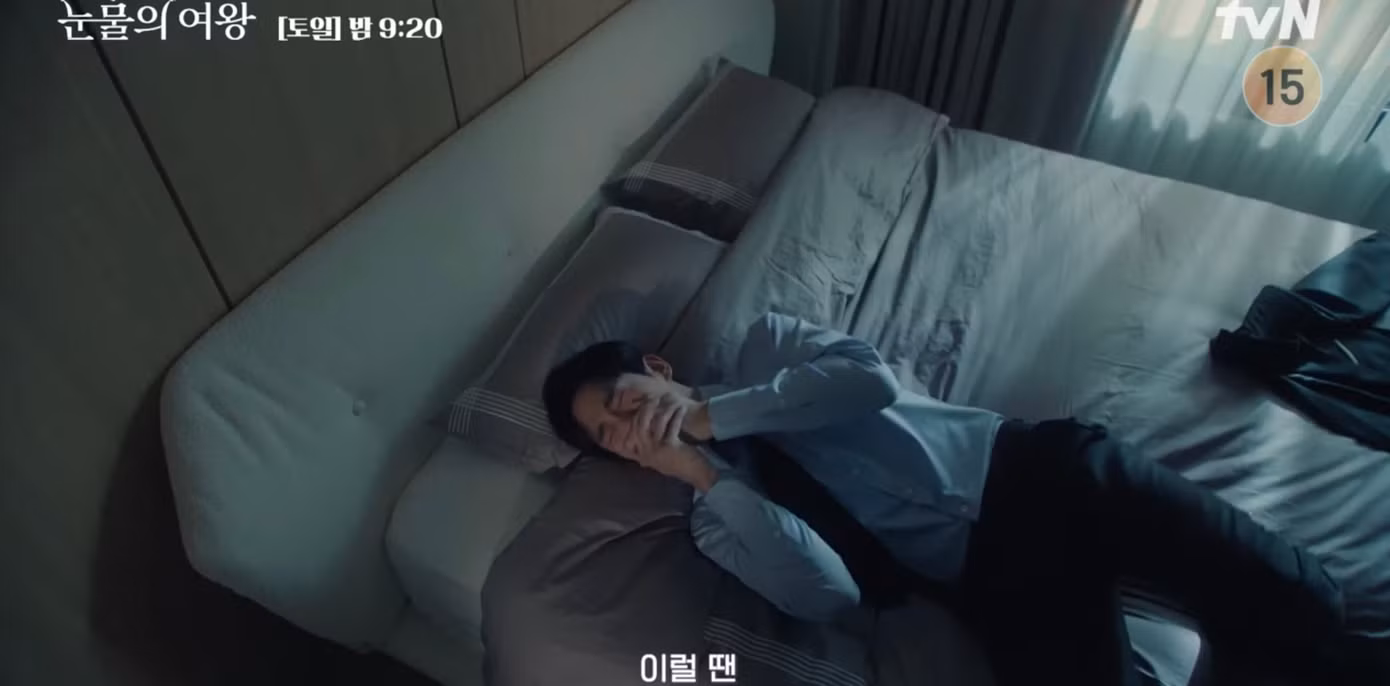 Kim Soo Hyun đã nói rằng tập nào trongQueen of Tears anh cũng khóc, vui khóc, buồn càng khóc... Và tập 5 có lẽ cũng không ngoại lệ.