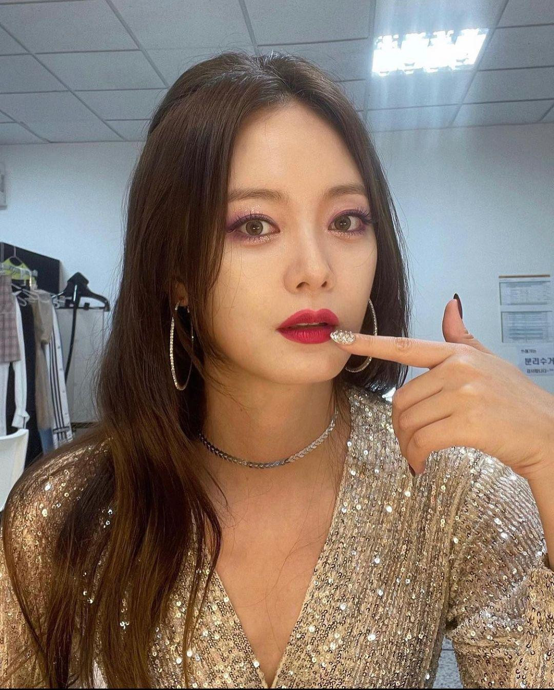 Thực tế là ánh sáng mạnh trên sân khấu có thể khiến gương mặt nữ diễn viên trở nên nhợt nhạt và lớp make-up đậm trong trường hợp này là cần thiết. Thực tế là ánh sáng mạnh trên sân khấu có thể khiến gương mặt nữ diễn viên trở nên nhợt nhạt và lớp make-up đậm trong trường hợp này là cần thiết.