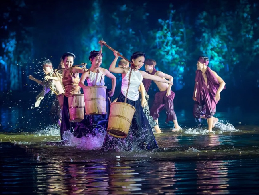 Show diễn thực cảnh “Tinh hoa Bắc Bộ” là một trong những tour đêm được nhiều bạn trẻ yêu thích từ cuối năm ngoái tới nay. - Ảnh: Traveloka