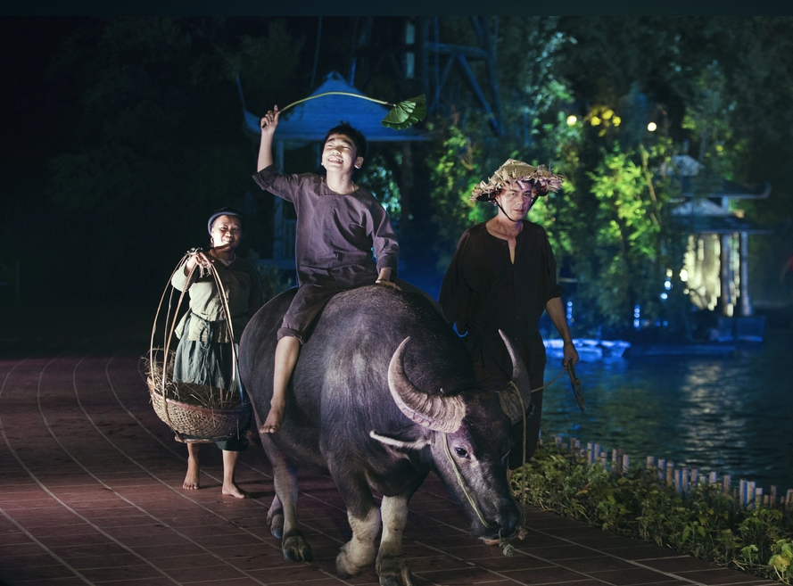 Show diễn thực cảnh “Tinh hoa Bắc Bộ” là một trong những tour đêm được nhiều bạn trẻ yêu thích từ cuối năm ngoái tới nay. - Ảnh: Traveloka