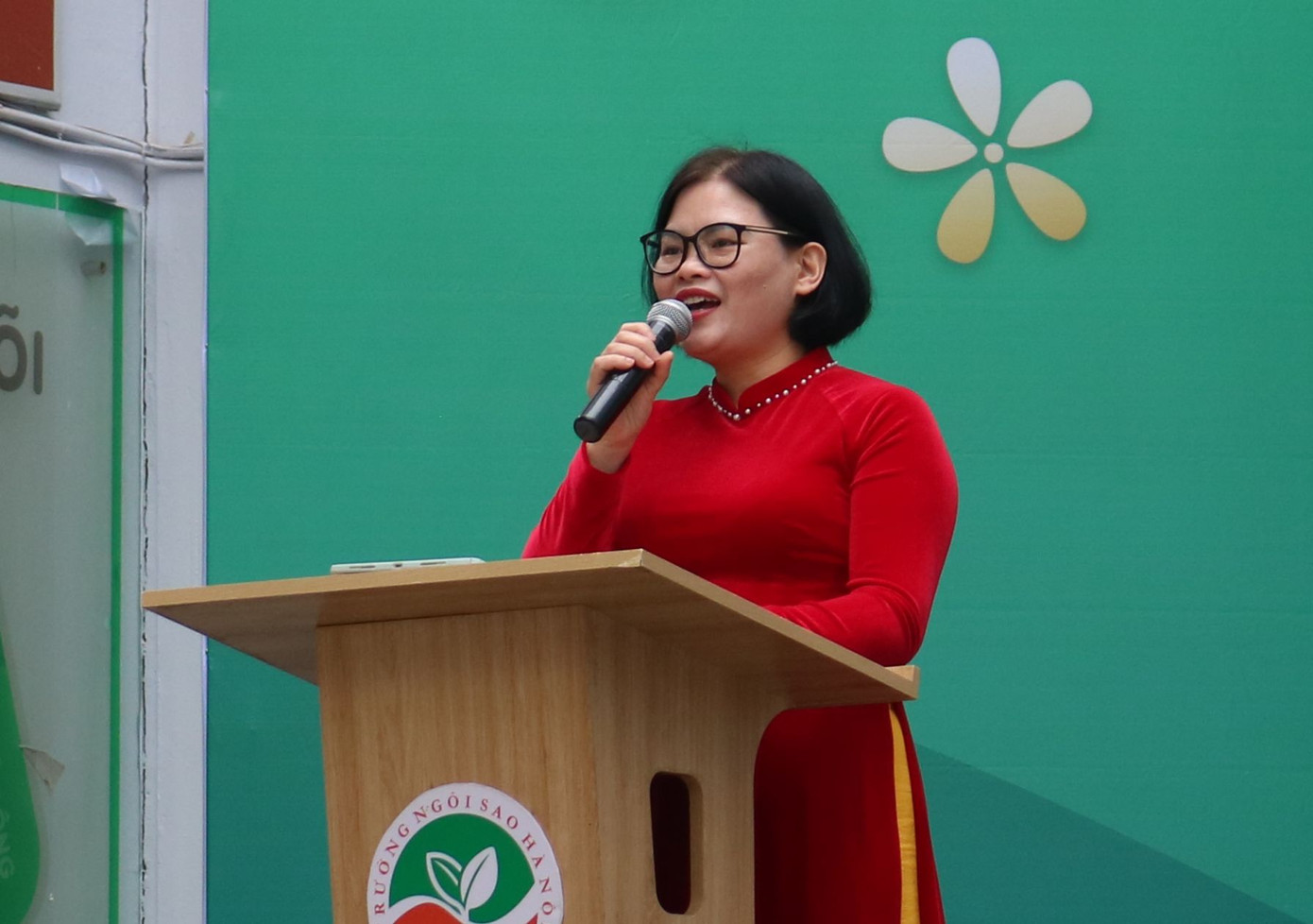 Nhà giáo Khuất Thị Thanh Nhàn - Hiệu trưởng nhà trường phát biểu tại sự kiện.