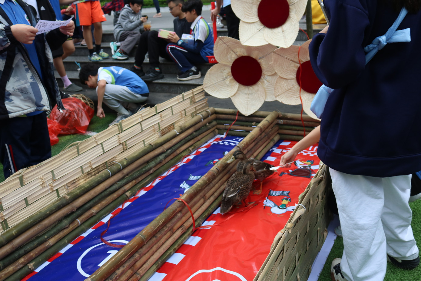 Gian văn hóa đọc với nhiều loại sách, báo, truyện tranh... cũng hút lượng lớn khách hàng nhí.