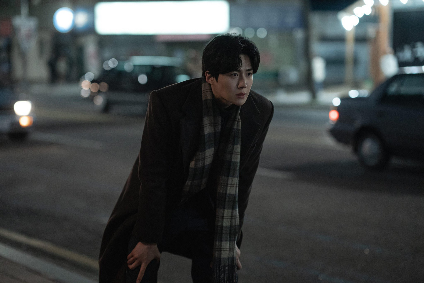 Cuối tập 12 và loạt hình still cuts đã hé lộ một cuộc lột xác visual của Chung Seop. Anh xuất ngũ, cạo râu, cắt tóc, trông bảnh bao, sáng sủa hơn hẳn.
