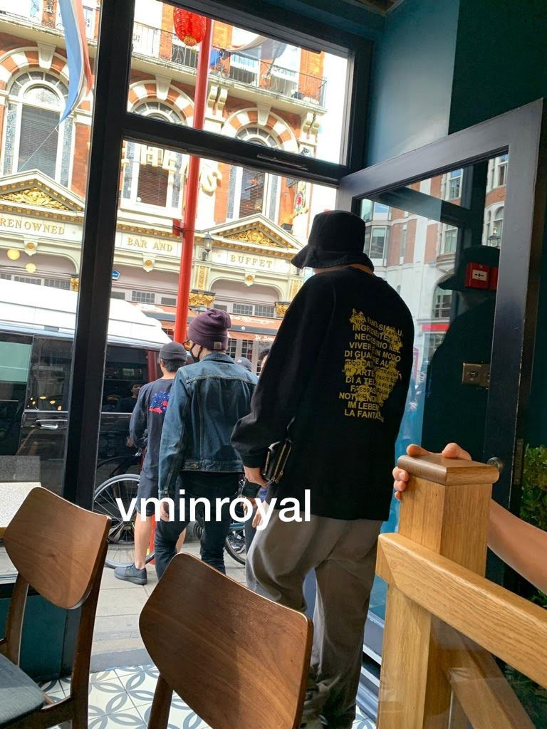 Trang phục trong bức ảnh tin đồn hẹn hò của Jung Kook giống với khi anh mặc tại London vào năm 2019. Trang phục trong bức ảnh tin đồn hẹn hò của Jung Kook giống với khi anh mặc tại London vào năm 2019.