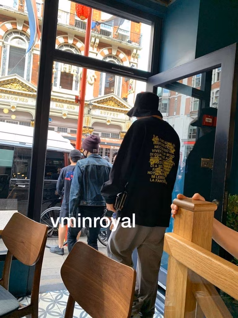 Trang phục trong bức ảnh tin đồn hẹn hò của Jung Kook giống với khi anh mặc tại London vào năm 2019.