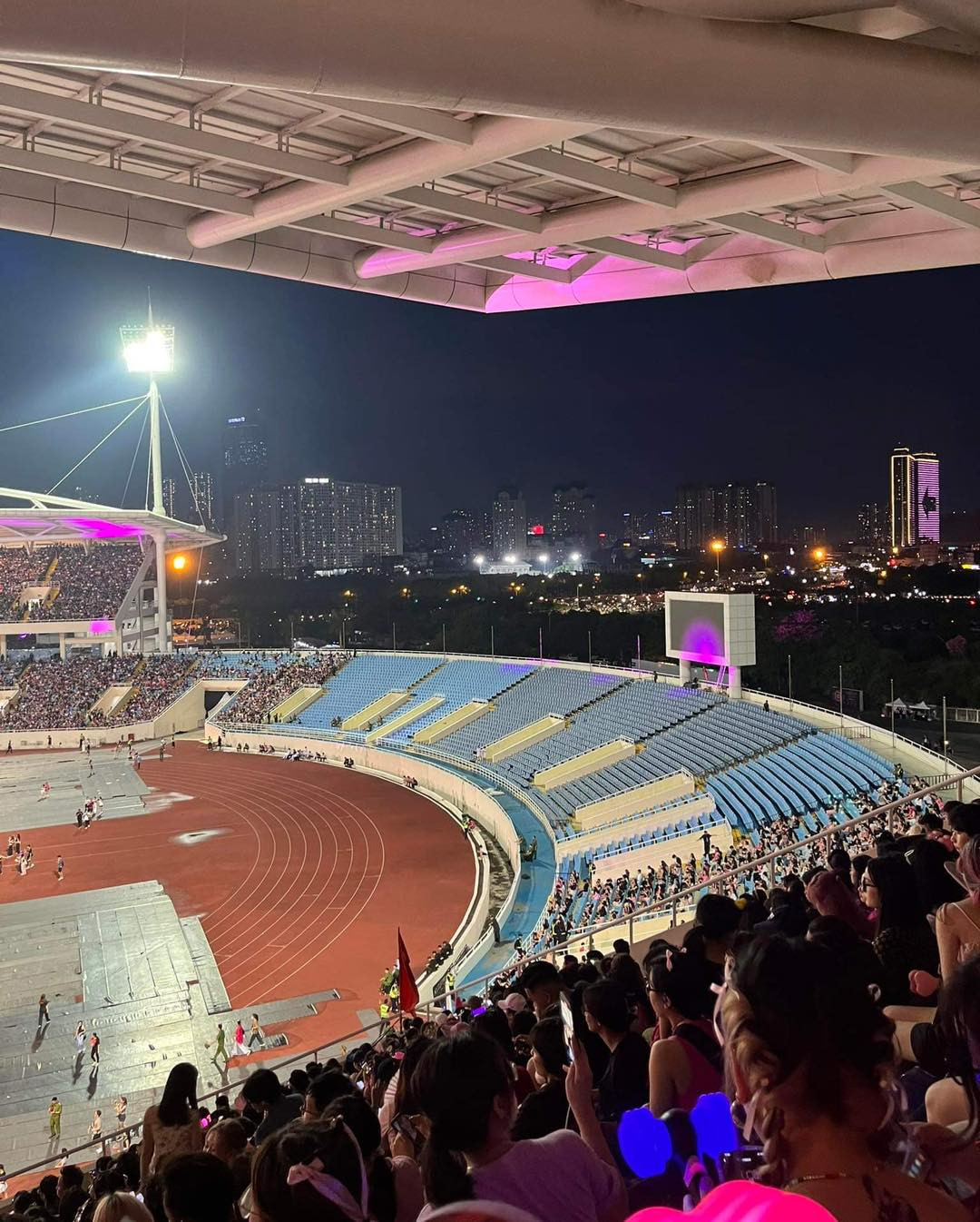 Khu vực vốn dành cho hạng vé CAT 4, CAT 5 bị bỏ trống bất thường.