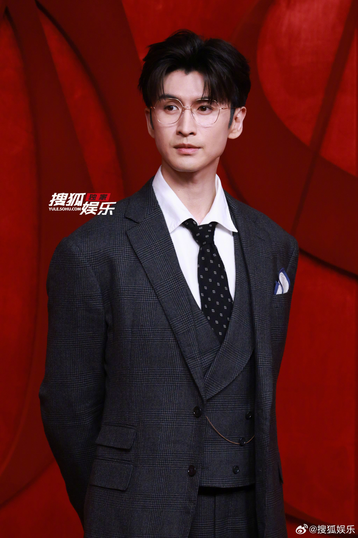 Trương Vân Long, Điền Gia Thụy đơn giản, lịch lãm trong suit đen.