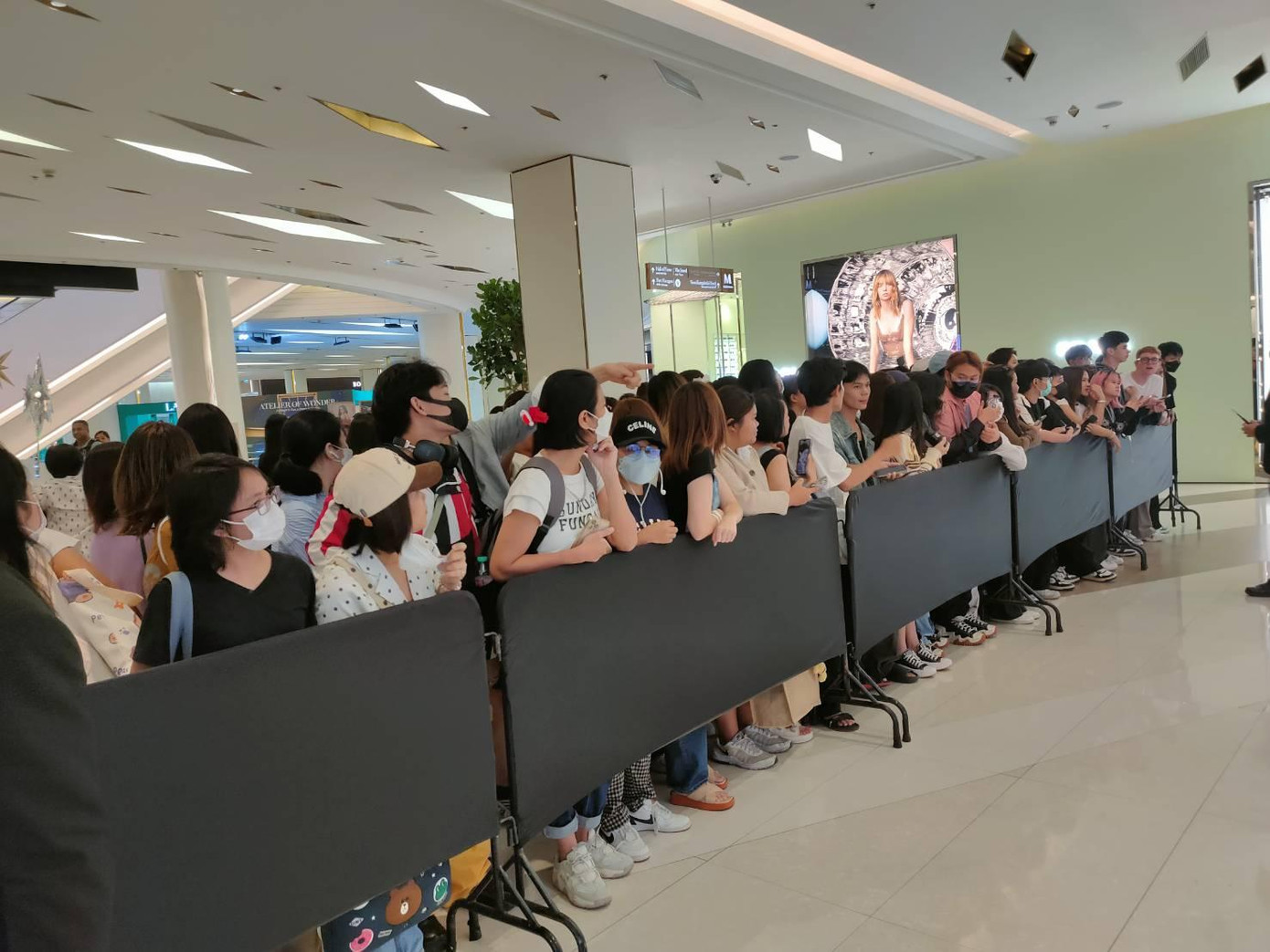 Fan xếp hàng dài chờ Lisa tại sảnh.