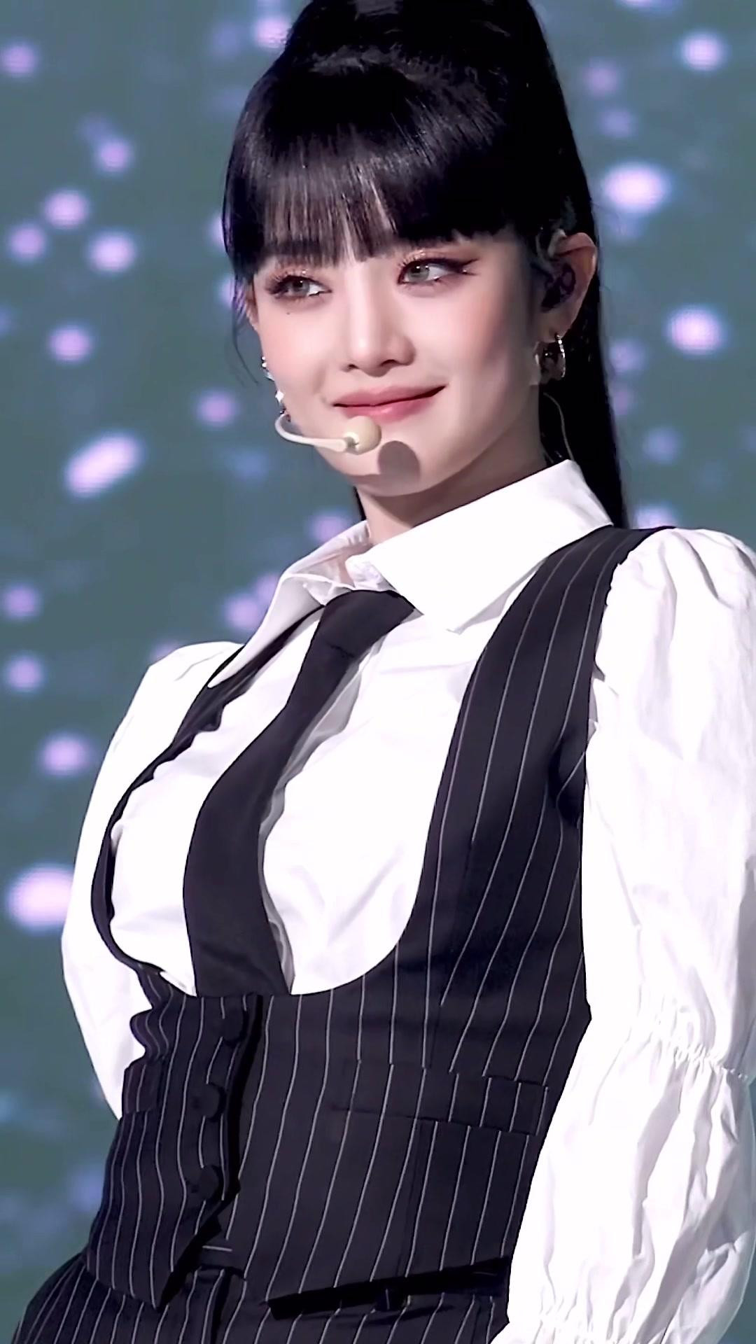 Tại SBS Gayo Daejun 2021, Minnie gây bão trên khắp các diễn đàn với thần thái ma mị, cuốn hút, biểu cảm linh hoạt trong sân khấu cover Fiction. Tại SBS Gayo Daejun 2021, Minnie gây bão trên khắp các diễn đàn với thần thái ma mị, cuốn hút, biểu cảm linh hoạt trong sân khấu cover Fiction.