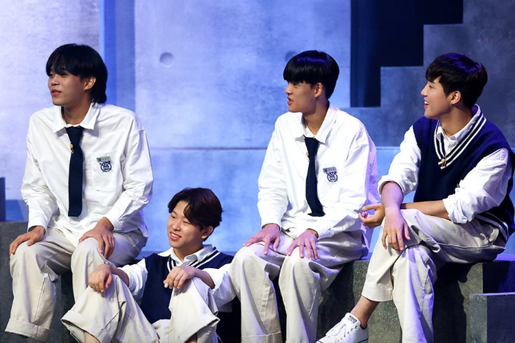 4 chàng trai từ đội SNU là quán quân của mùa đầu tiên.