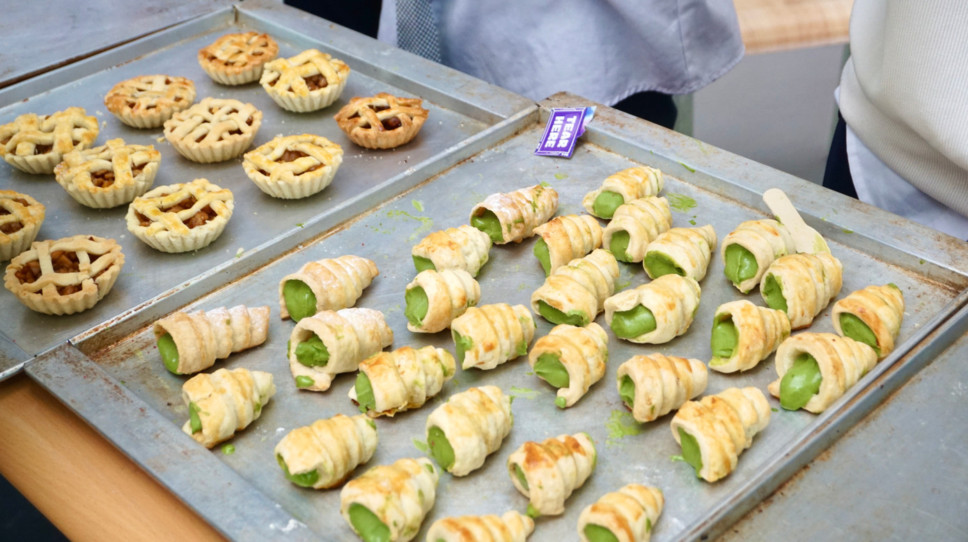 Một vài chiếc bánh xinh xắn được các thành viên chuẩn bị đầy tâm huyết. Một vài chiếc bánh xinh xắn được các thành viên chuẩn bị đầy tâm huyết.