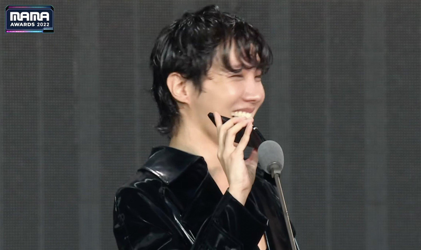 j-hope đã gọi cho Jin để anh cả BTS có thể phát biểu ngắn gọn khi BTS thắng giải. j-hope đã gọi cho Jin để anh cả BTS có thể phát biểu ngắn gọn khi BTS thắng giải.