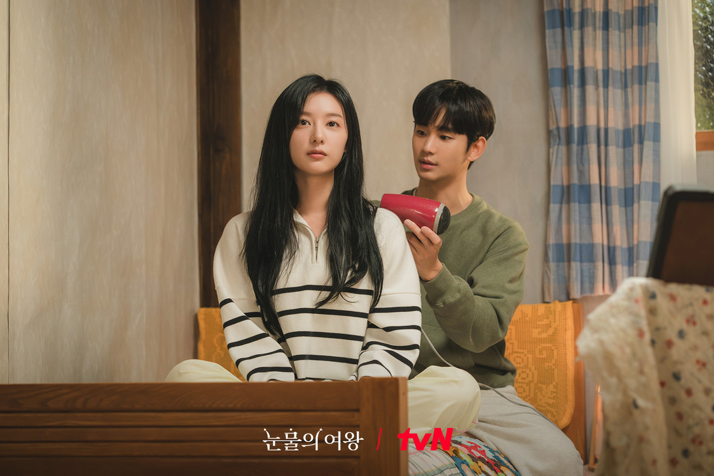 Baek - Hong là tình đầu của nhau. Trước khi gặp nhau tại Queens rồi kết hôn, duyên trời đã định cho hai người chạm mặt, hay như lời bản nhạc phim Love You With All My Heart - Hyun Woo sinh ra là để yêu Hae In. Baek - Hong là tình đầu của nhau. Trước khi gặp nhau tại Queens rồi kết hôn, duyên trời đã định cho hai người chạm mặt, hay như lời bản nhạc phim Love You With All My Heart - Hyun Woo sinh ra là để yêu Hae In.