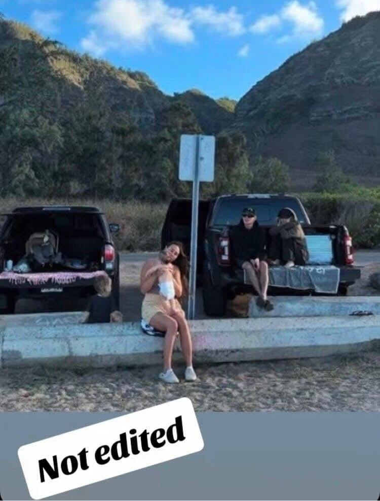 Dáng ngồi cho thấy Rosé rất thoải mái vì đây là thói quen của cô.