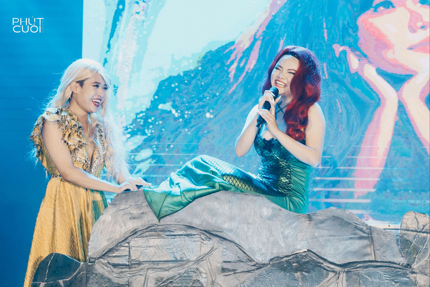 Vở kịch The New Mentor Face - Nơi ta dừng chân lồng ghép nhiều trend thú vị tạo tiếng cười rộn rã cho cả hội trường. Vở kịch The New Mentor Face - Nơi ta dừng chân lồng ghép nhiều trend thú vị tạo tiếng cười rộn rã cho cả hội trường.