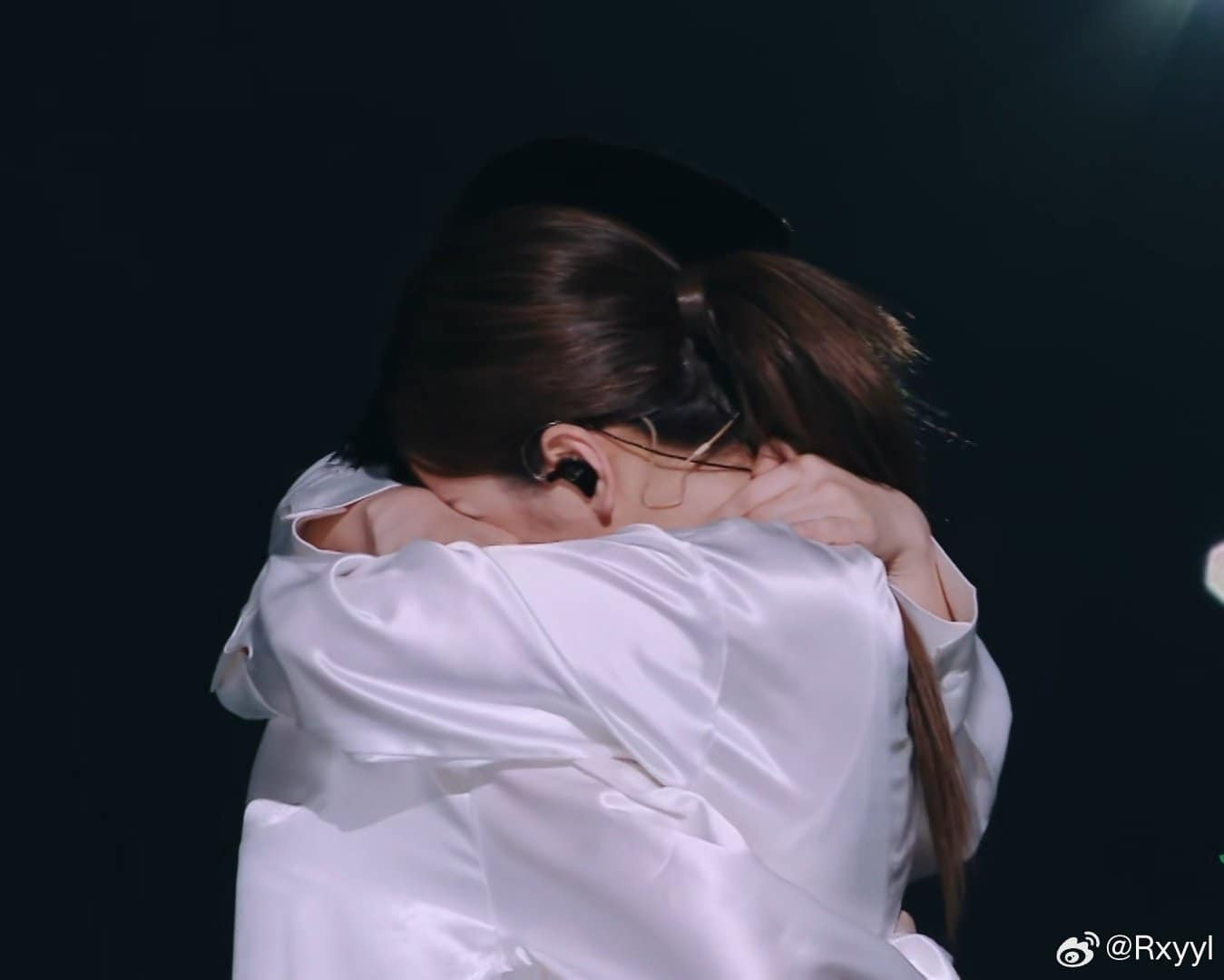 Cái ôm chặt của Chi Pu và Lưu Nhã Sắt là hình ảnh đang được fan truyền tay nhau nhiều nhất sau khi Chung kết Đạp Gió 2023 phát sóng.