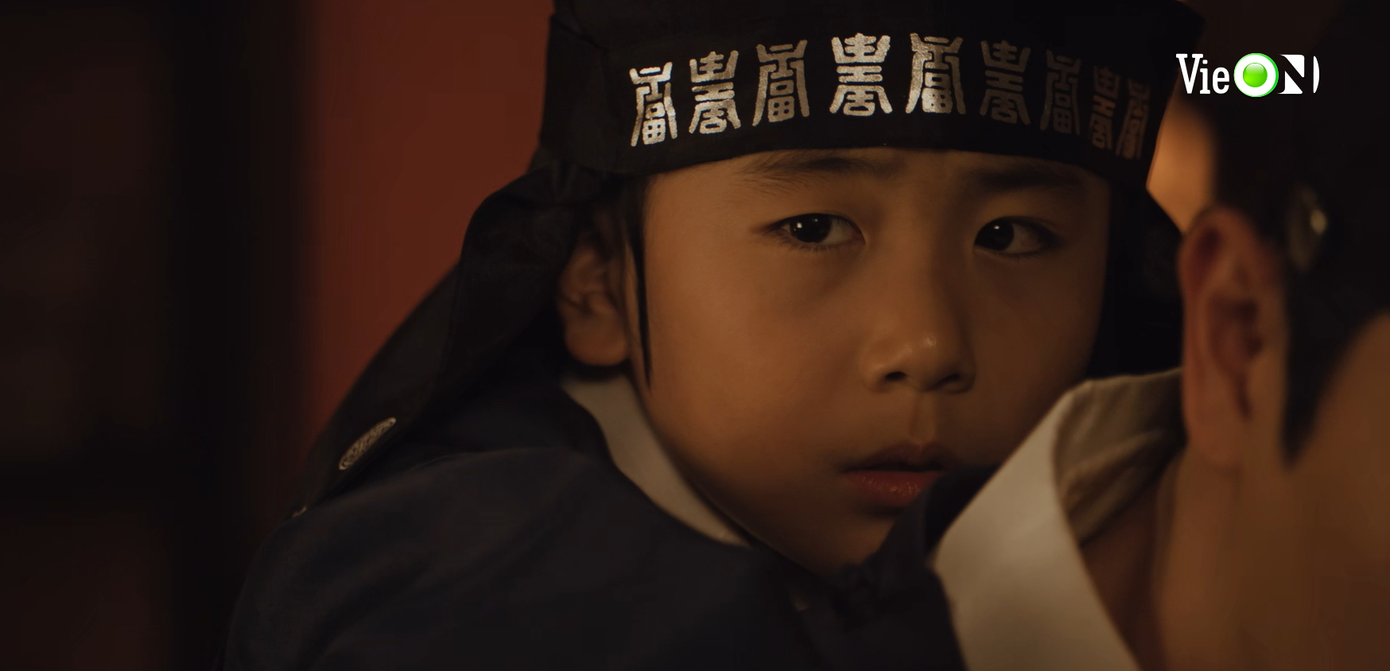 Một chi tiết đáng chú ý trong tập 6 là lời của Thế tử. Cậu bé "ở cùng" ác linh lâu, nói rằng rất hiểu nó, cậu cảm thấy nó rất đau buồn chứ không hề đáng sợ. Đây sẽ là chìa khóa giúp Lee Sung, Yeo Ri và Gang Cheol tìm ra thân phận và oán hận của Bát Xích Quỷ.