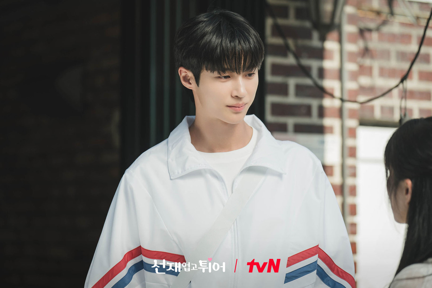 Ryu Sun Jae là hiện tượng màn ảnh Hàn thời gian gần đây, do Byeon Woo Seok thủ vai. Anh có niềm đam mê lớn với bơi lội, định hướng trở thành vận động viên đội tuyển quốc gia, nhưng vì chấn thương vai mà Sun Jae phải từ bỏ.