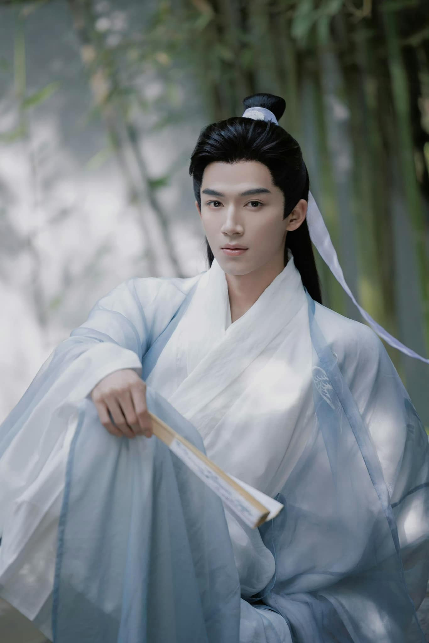 Bộ ảnh mới của Vương Tinh Việt khiến fan liên tưởng tới vai diễn của anh trong Công Tử Khuynh Thành.