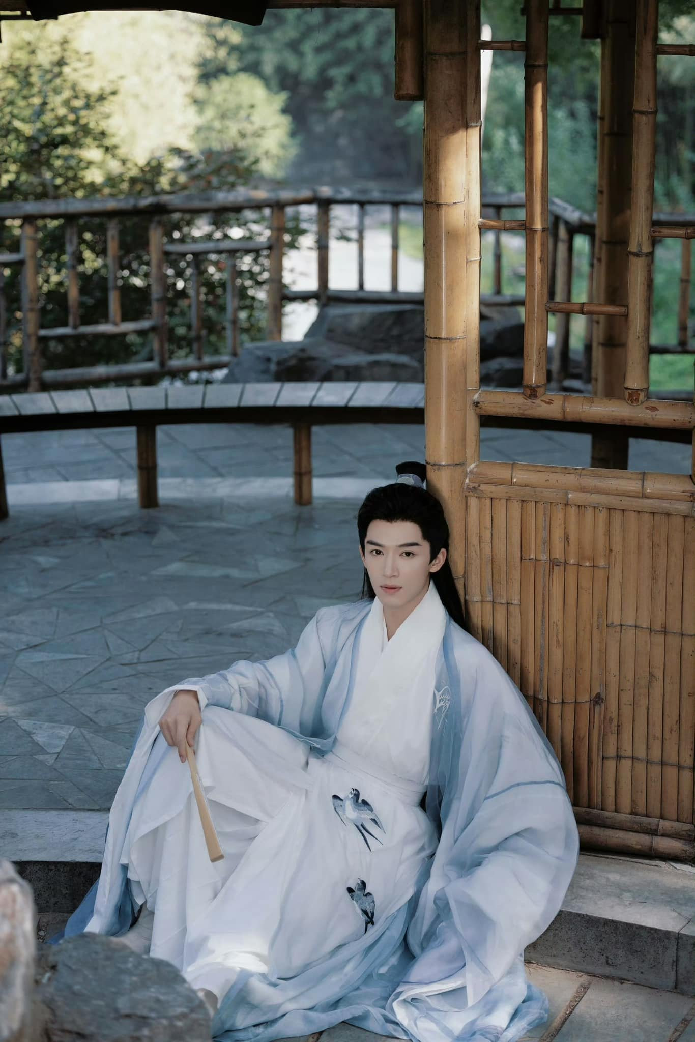 Bộ ảnh mới của Vương Tinh Việt khiến fan liên tưởng tới vai diễn của anh trong Công Tử Khuynh Thành.