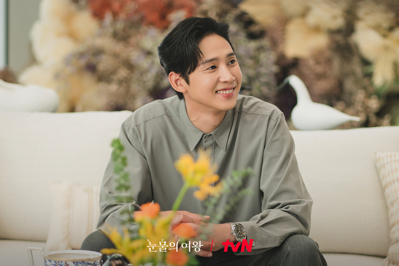 Yoon Eun Sung (Park Sung Hoon) lại thừa nước đục thả câu kè kè bên cạnh Hae In. Mẹ của Hae In lại mời Eun Sung tới ở mà không biết rằng đang dẫn sói vào nhà. Anh cũng dần lấy lòng chủ tịch Hong để thực hiện âm mưu "nuốt trọn" Queens. Yoon Eun Sung (Park Sung Hoon) lại thừa nước đục thả câu kè kè bên cạnh Hae In. Mẹ của Hae In lại mời Eun Sung tới ở mà không biết rằng đang dẫn sói vào nhà. Anh cũng dần lấy lòng chủ tịch Hong để thực hiện âm mưu "nuốt trọn" Queens.