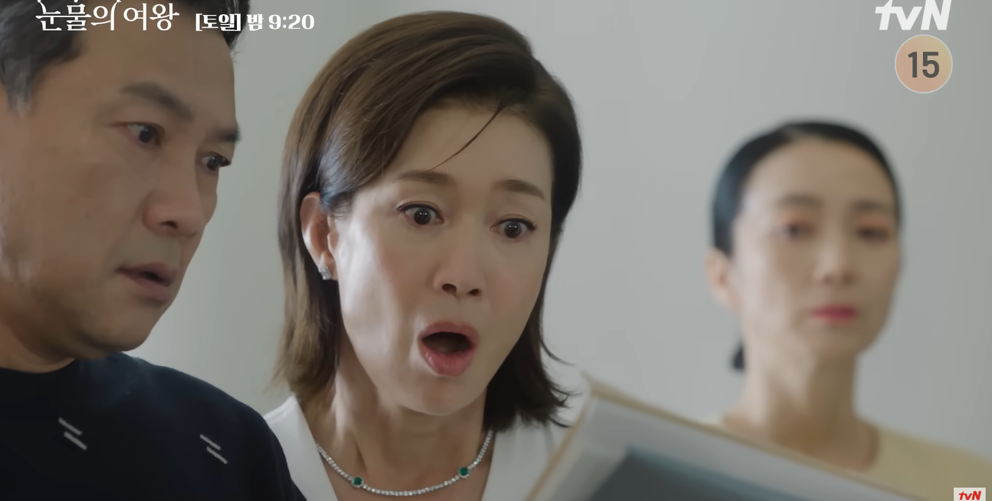 Bố mẹ Hae In đã đọc được gì mà có biểu cảm kinh ngạc đến thế? Bố mẹ Hae In đã đọc được gì mà có biểu cảm kinh ngạc đến thế?