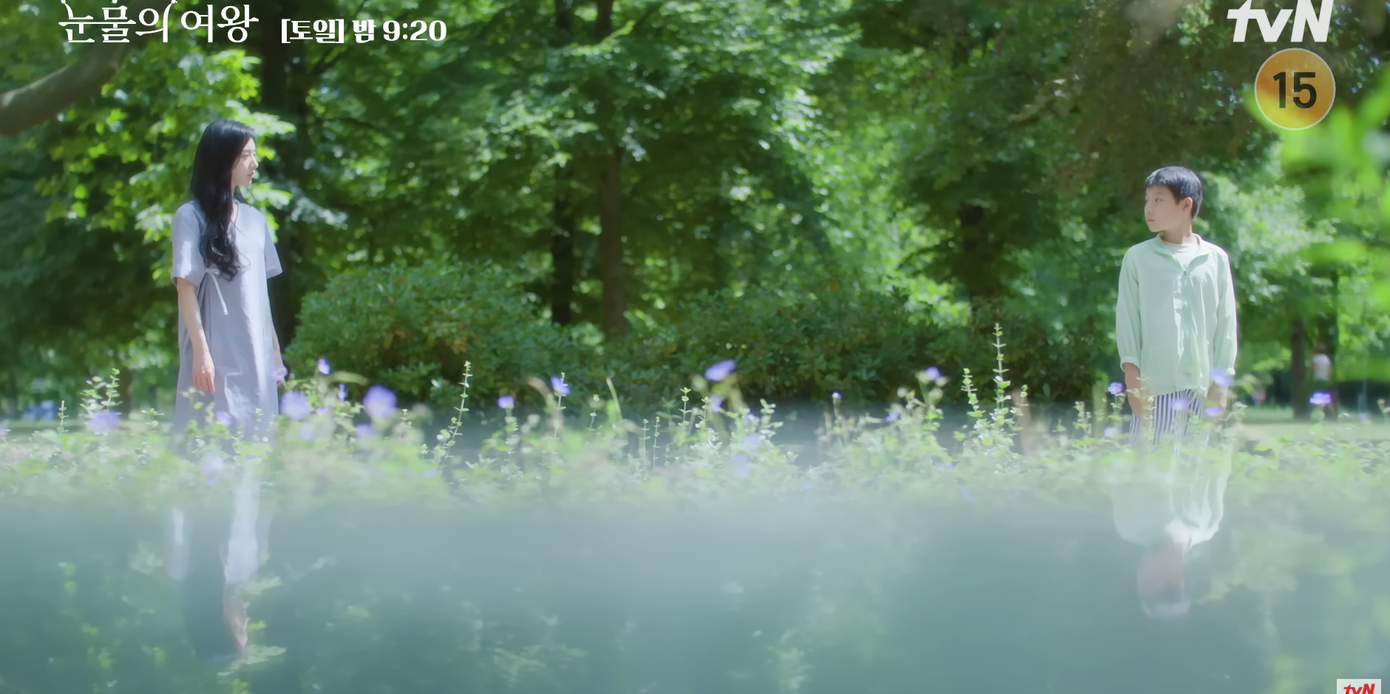 Dường như trong cơn thập tử nhất sinh, Hong Hae In đã gặp người anh trai đã mất của cô. Dường như trong cơn thập tử nhất sinh, Hong Hae In đã gặp người anh trai đã mất của cô.