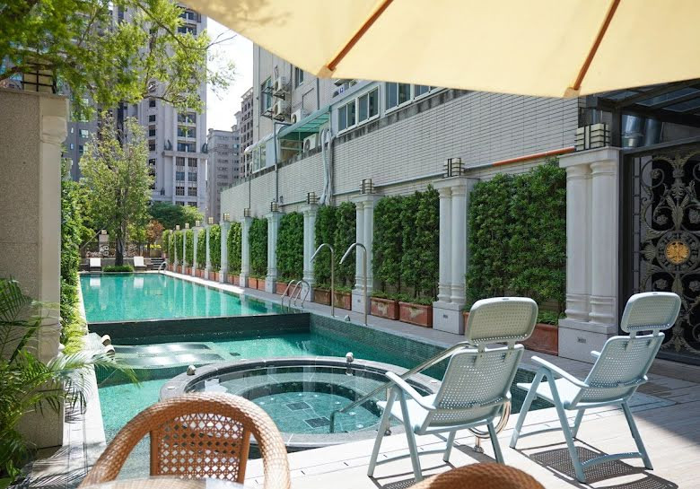 Bể bơi ngoài trời của tòa nhà.