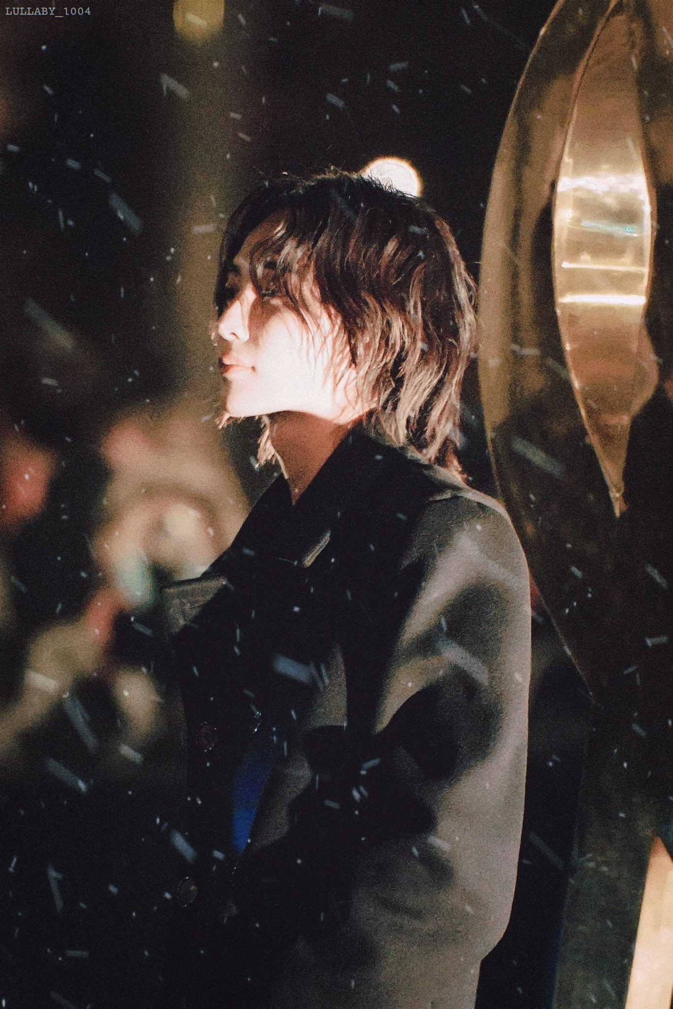 Jeonghan xuất hiện với tạo hình tóc dài gợn sóng, trông như lãng tử. - Ảnh: Lullaby_1004