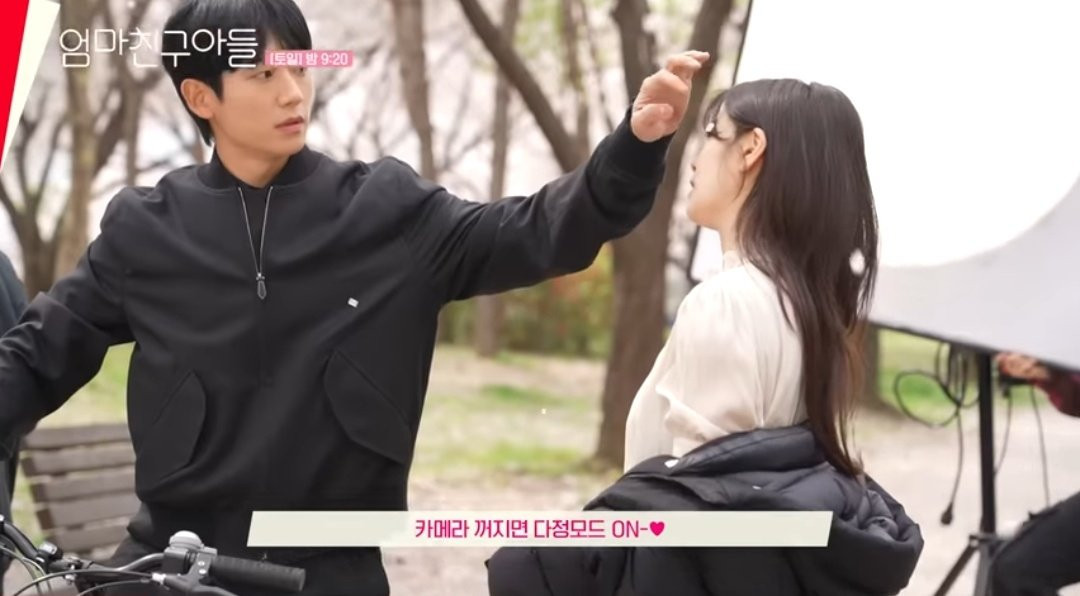 "Anh thợ" chỉnh tóc cho Jung So Min ngoài hair stylist còn có Jung Hae In.