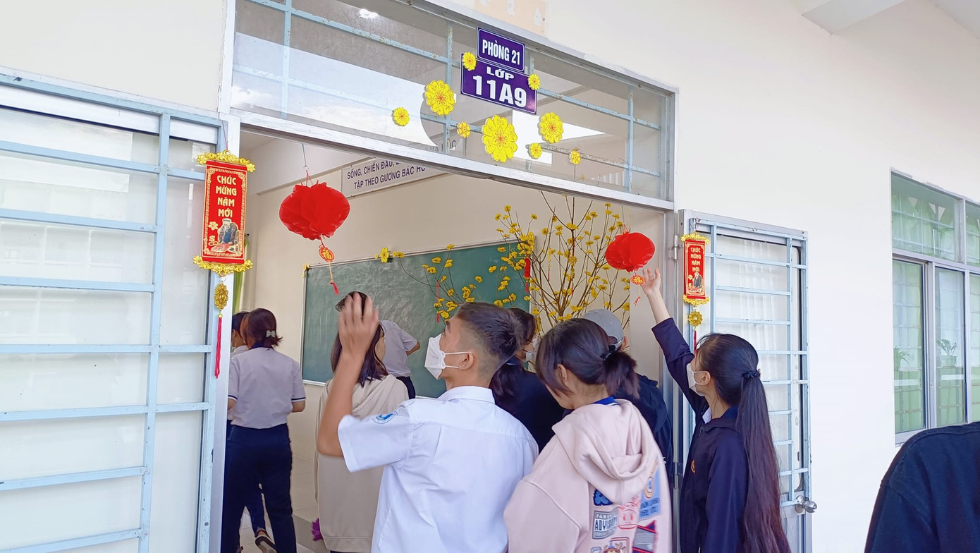 Góc gần cửa ra vào cạnh bục giảng là "khu vực vàng" luôn được lựa chọn để teen đặt cây đào, cây mai đón Tết. - Ảnh: Vt Niee Góc gần cửa ra vào cạnh bục giảng là "khu vực vàng" luôn được lựa chọn để teen đặt cây đào, cây mai đón Tết. - Ảnh: Vt Niee
