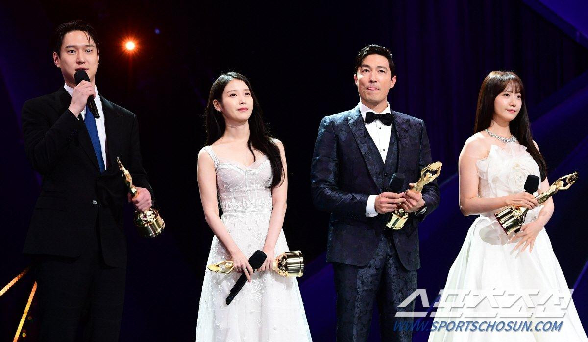 Cùng với Lee Ji Eun (IU) , Daniel Henney, Yoona (SNSD), Go Kyung Pyo giành được giải thưởng Popular Stars tại lễ trao giải Rồng Xanh 2022. Cùng với Lee Ji Eun (IU) , Daniel Henney, Yoona (SNSD), Go Kyung Pyo giành được giải thưởng Popular Stars tại lễ trao giải Rồng Xanh 2022.