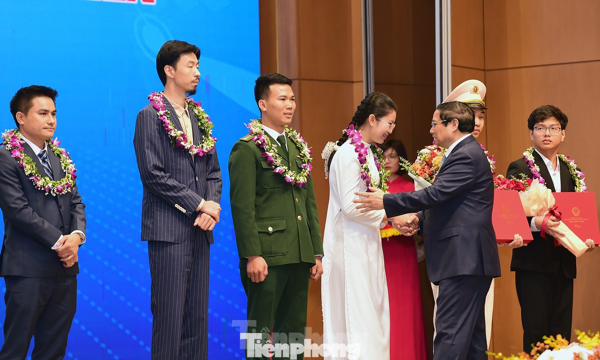 Thủ tướng Chính phủ Phạm Minh Chính tặng hoa và biểu dương các Gương mặt trẻ Việt Nam tiêu biểu và Gương mặt trẻ Việt Nam triển vọng năm 2023. Thủ tướng Chính phủ Phạm Minh Chính tặng hoa và biểu dương các Gương mặt trẻ Việt Nam tiêu biểu và Gương mặt trẻ Việt Nam triển vọng năm 2023.