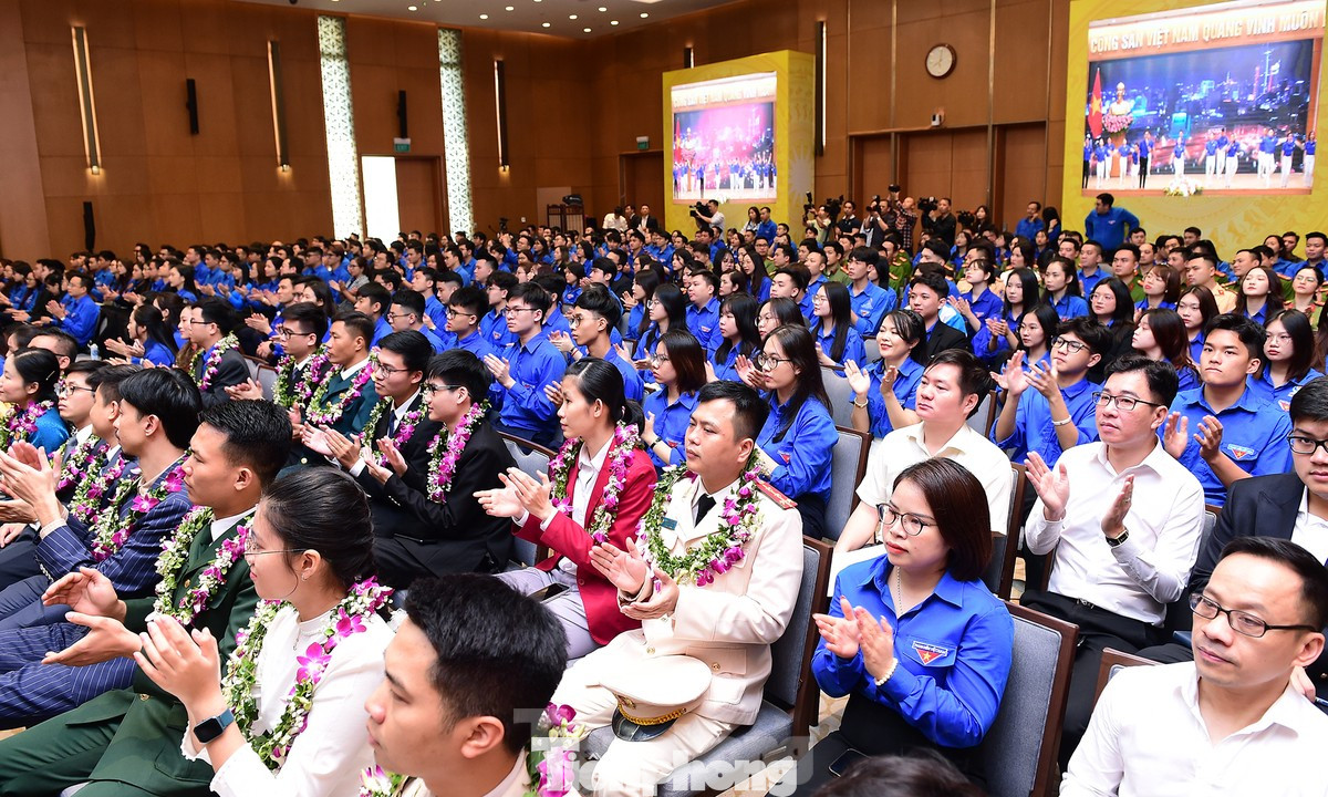 19 gương mặt trẻ Việt Nam tiêu biểu và triển vọng năm 2023 cùng đoàn viên, thanh niên tham dự chương trình. 19 gương mặt trẻ Việt Nam tiêu biểu và triển vọng năm 2023 cùng đoàn viên, thanh niên tham dự chương trình.