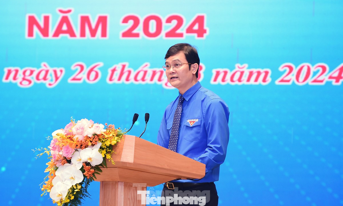 Anh Bùi Quang Huy - Bí thư thứ nhất T.Ư Đoàn phát biểu khai mạc chương trình. Anh Bùi Quang Huy - Bí thư thứ nhất T.Ư Đoàn phát biểu khai mạc chương trình.