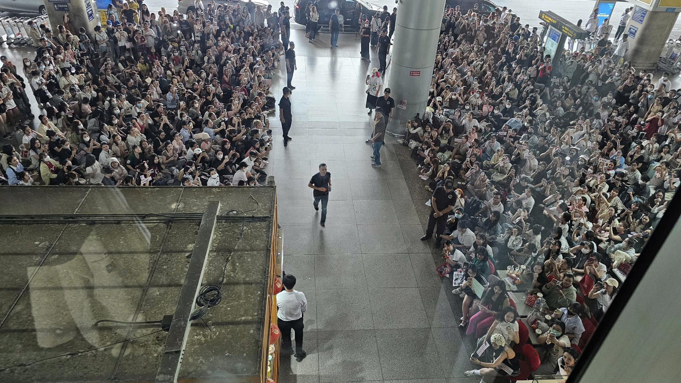 Đông nghịt người hâm mộ tới đón Chanyeol nhưng không xảy ra tình trạng chen lấn, xô đẩy. - Ảnh: Yeol Best - EXO ChanYeol's Vietnam Fanpage