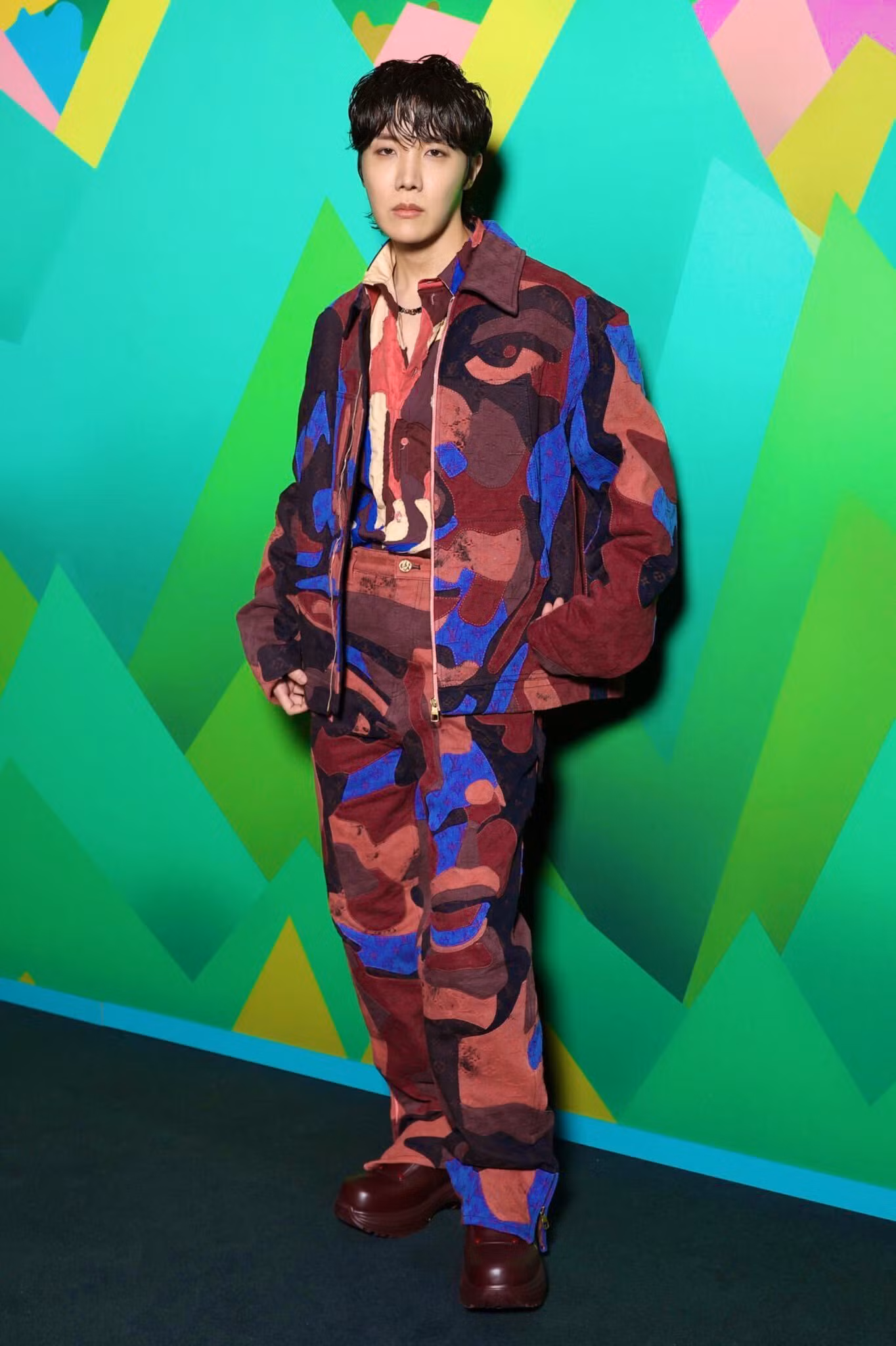 Outfit được j-hope mặc tại sự kiện được cho là thiết kế mới nhất của LV.